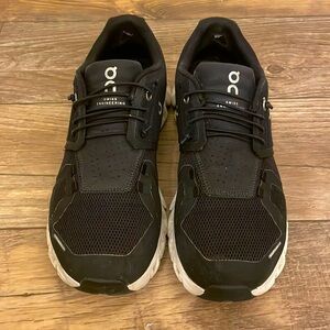 On Cloud black running shoes